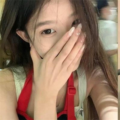 穿条纹衣的男孩